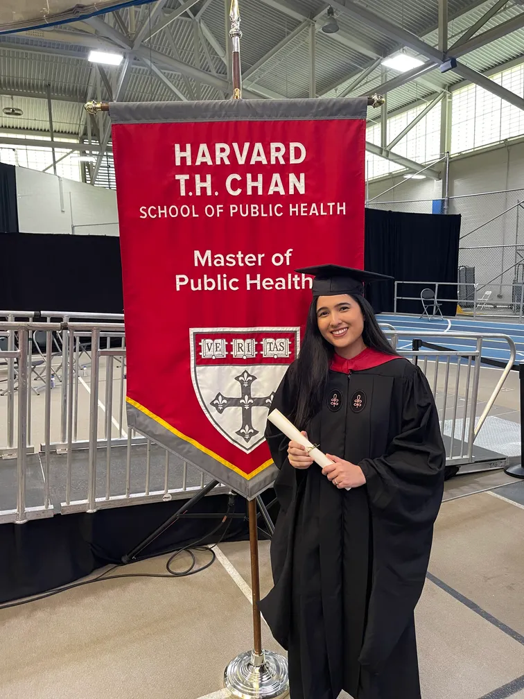 Jade Iwasaka-Neder na formatura do mestrado em Saúde Pública em Harvard